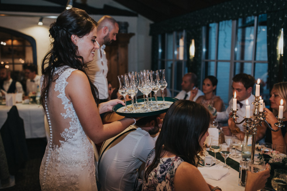 LaaLandgut Ramshof Hochzeit-0122ndgut Ramshof Von der Alten Kirche in Lobberich ging es schließlich weiter zur Hochzeitslocation – dem Landgut Ramshof. Während die Gäste mit kühlen Getränken und Fingerfood verwöhnt wurden, haben Lea, Jan und ich uns für das Paarshooting zurückgezogen. Auf dem großzügigen Gelände nahm dann alles seinen freien Lauf. Am Kickertisch, der eigens für die Hochzeitsfeier angeliefert wurde, haben Jan und Lea das ein oder andere Match aus der Studienzeit nachgeholt. Und da dieses Spielgerät eine große Bedeutung für die beiden hat, haben wir direkt auch die Ringe auf dem Tisch abgelichtet. Aber keine Sorge, das haben wir natürlich nicht während des Spiels gemacht.