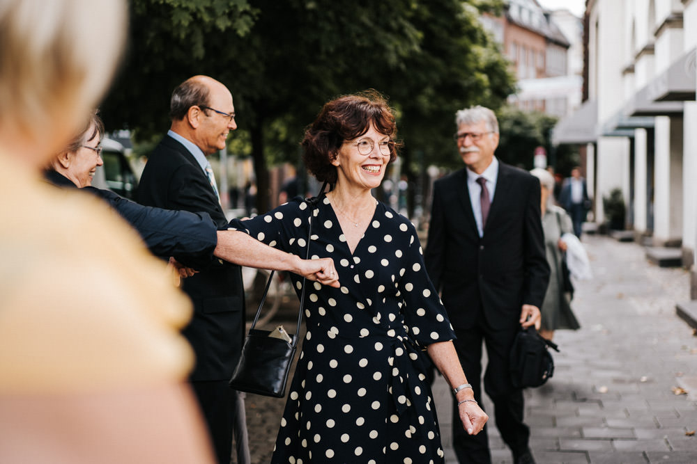 Hochzeit Düsseldorf Altstadt Brautpaar Corona