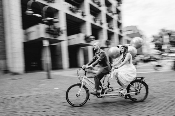 Lockere Hochzeit mit Fahrrad zum Standesamt