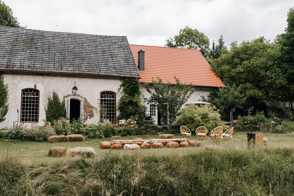 Midsommar Hochzeit mit Stretchzelt auf Gut Neuwerk