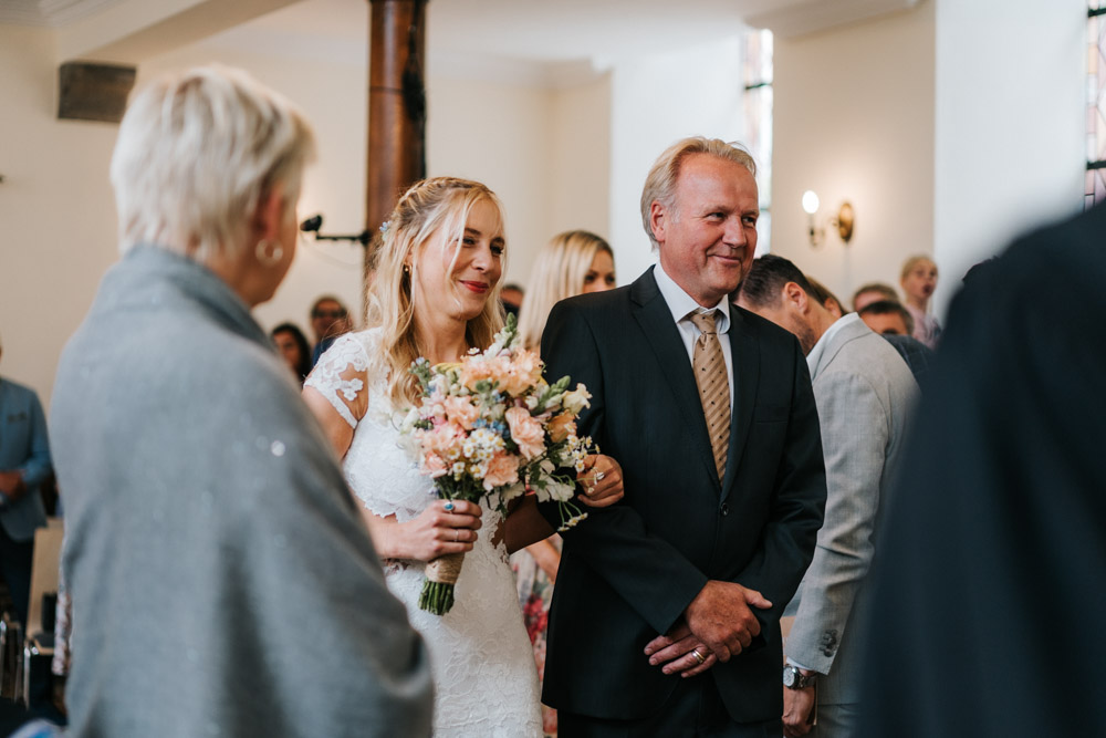 Midsommar Hochzeit mit Stretchzelt auf Gut Neuwerk