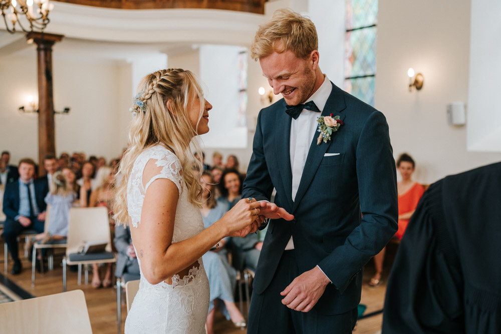 Midsommar Hochzeit mit Stretchzelt auf Gut Neuwerk