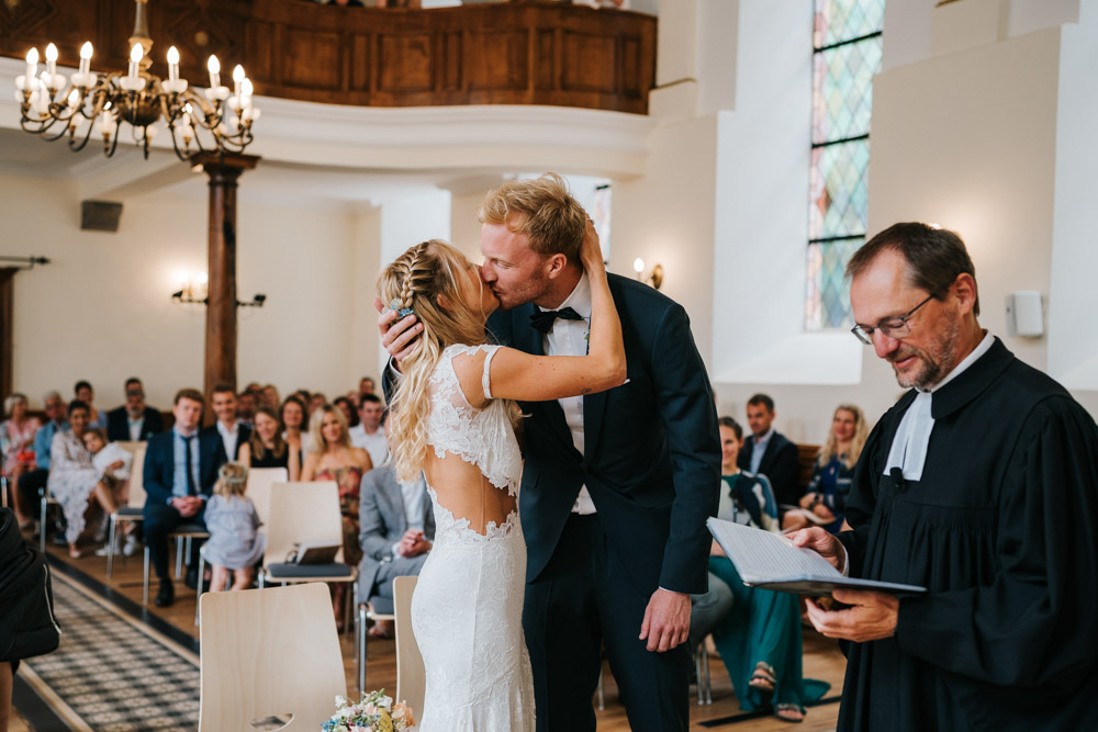 Midsommar Hochzeit mit Stretchzelt auf Gut Neuwerk