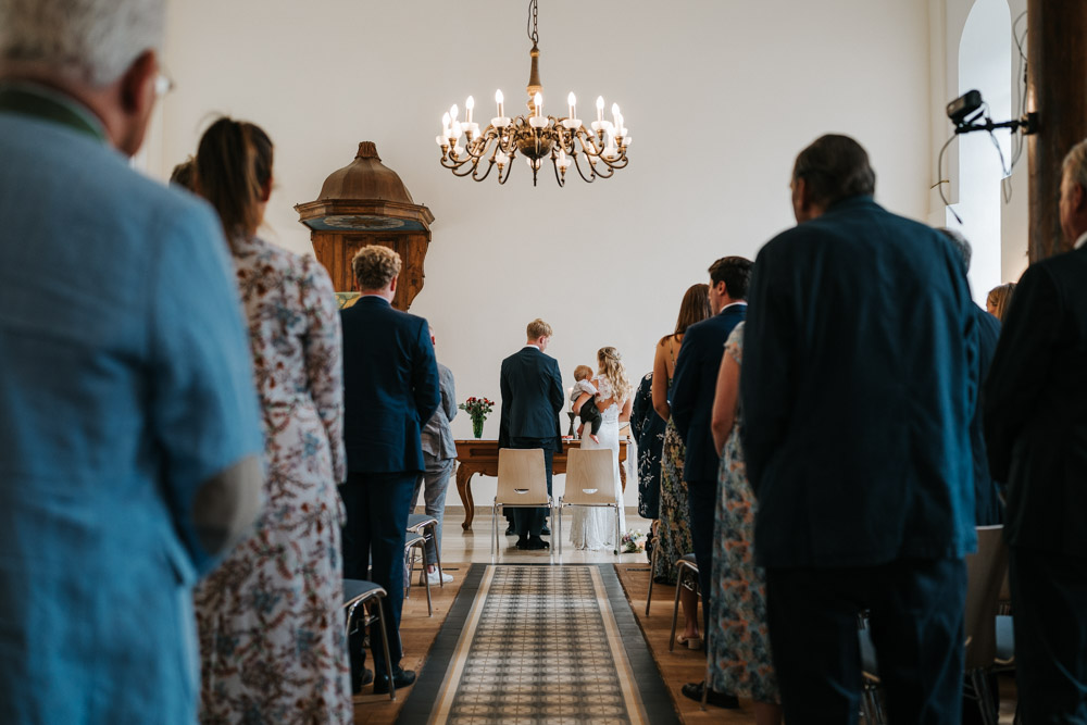 Midsommar Hochzeit mit Stretchzelt auf Gut Neuwerk