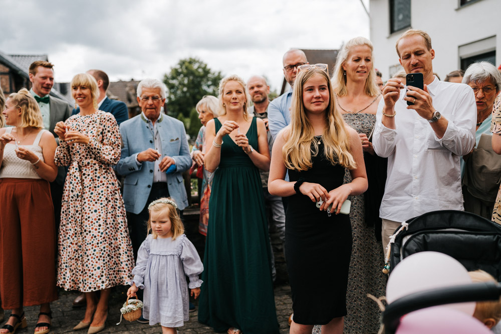 Midsommar Hochzeit mit Stretchzelt auf Gut Neuwerk