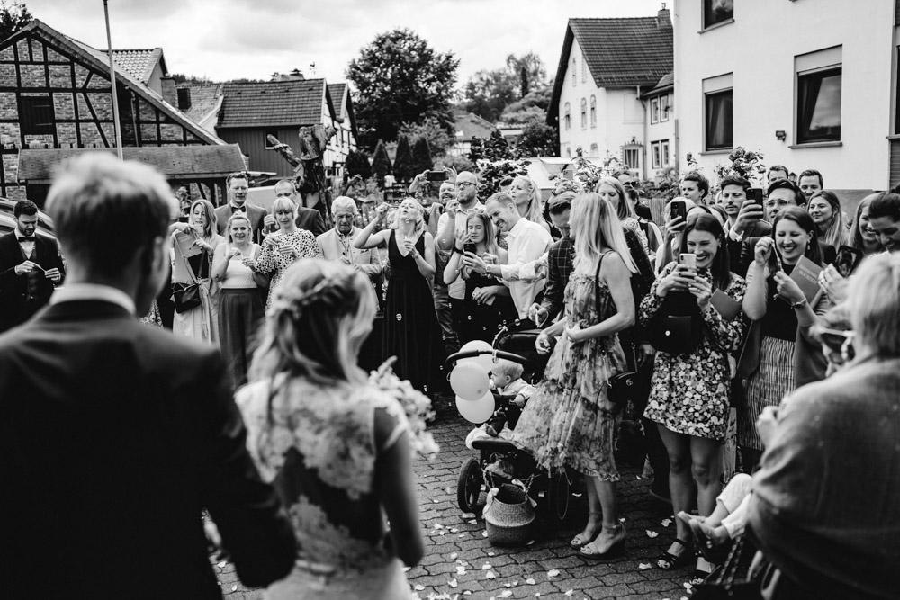 Midsommar Hochzeit mit Stretchzelt auf Gut Neuwerk