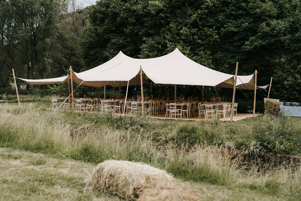 Midsommar Hochzeit mit Stretchzelt auf Gut Neuwerk