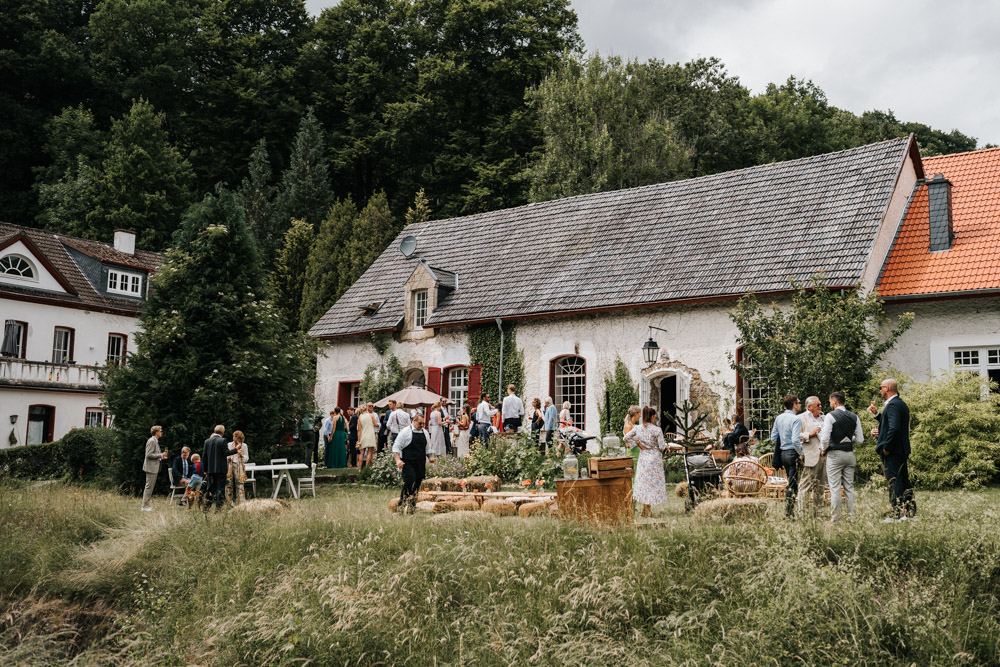 Midsommar Hochzeit mit Stretchzelt auf Gut Neuwerk