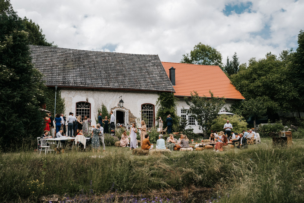 Midsommar Hochzeit mit Stretchzelt auf Gut Neuwerk