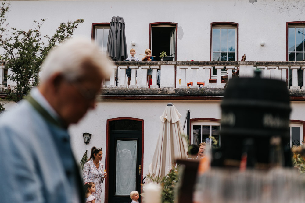 Midsommar Hochzeit mit Stretchzelt auf Gut Neuwerk