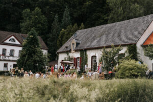 Midsommar Hochzeit mit Stretchzelt auf Gut Neuwerk
