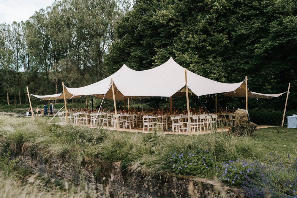 Midsommar Hochzeit mit Stretchzelt auf Gut Neuwerk