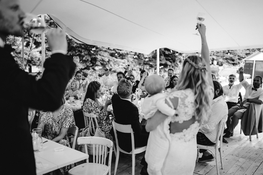 Midsommar Hochzeit mit Stretchzelt auf Gut Neuwerk