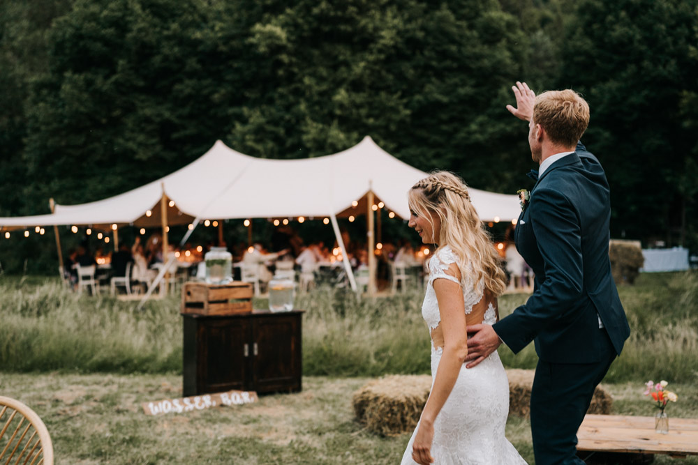 Midsommar Hochzeit mit Stretchzelt auf Gut Neuwerk