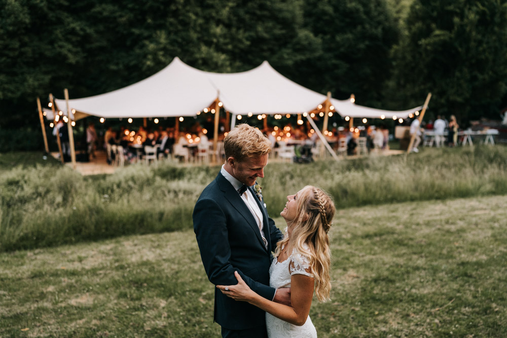 Midsommar Hochzeit mit Stretchzelt auf Gut Neuwerk