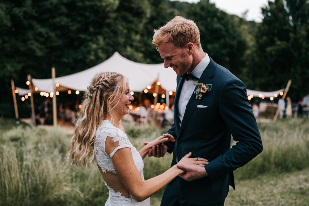 Midsommar Hochzeit mit Stretchzelt auf Gut Neuwerk