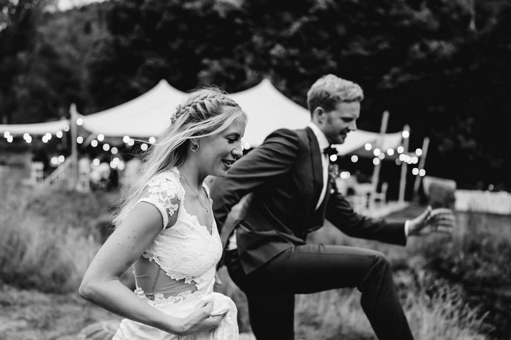 Midsommar Hochzeit mit Stretchzelt auf Gut Neuwerk