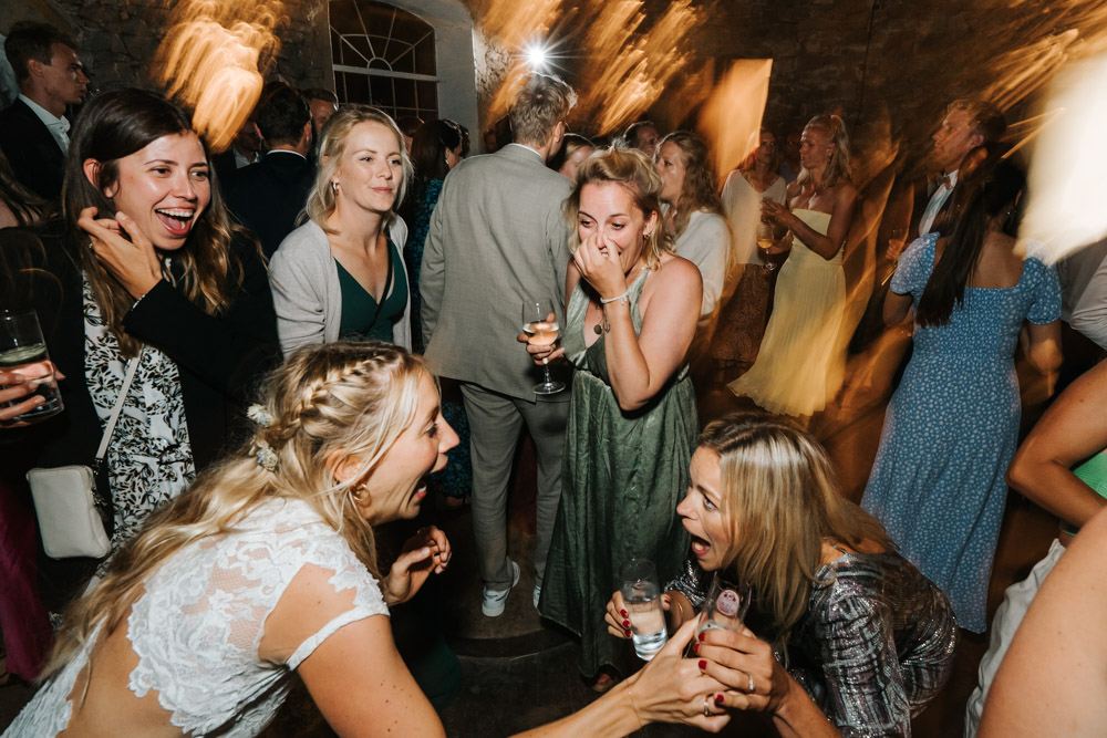 Midsommar Hochzeit mit Stretchzelt auf Gut Neuwerk