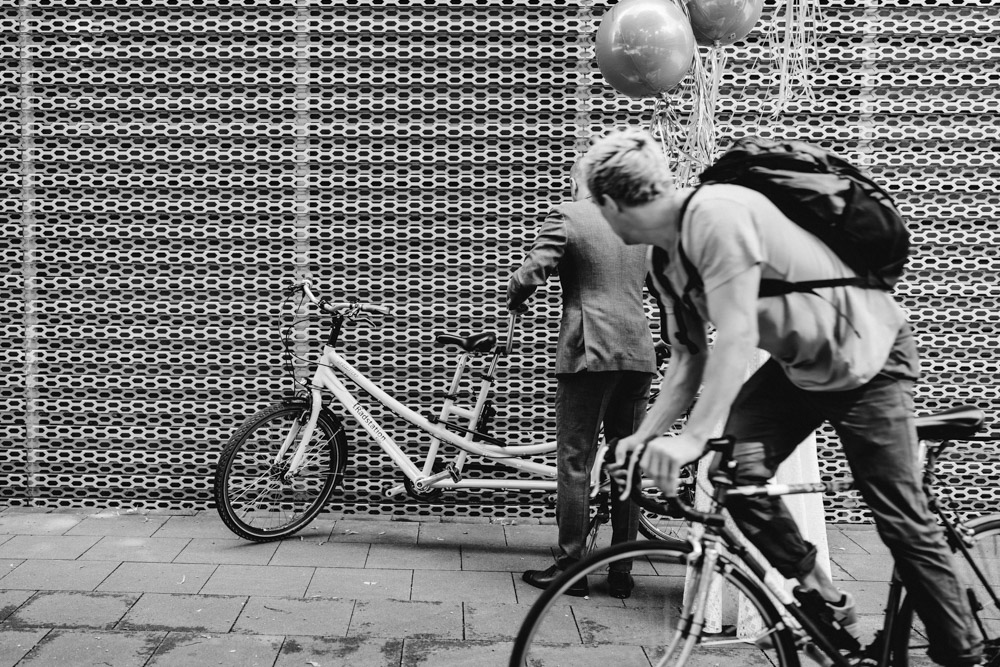 Lockere Hochzeitsfotos Köln Brautpaar mit Fahrrad