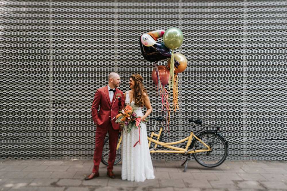 Lockere Hochzeitsfotos Köln Brautpaar mit Fahrrad