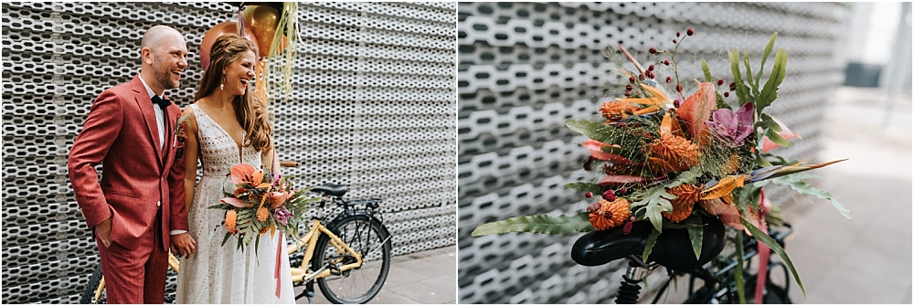 Lockere Hochzeitsfotos Köln Brautpaar mit Fahrrad