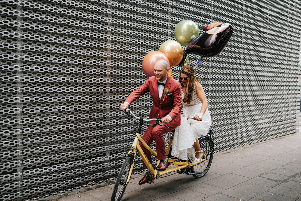 Lockere Hochzeitsfotos Köln Brautpaar mit Fahrrad