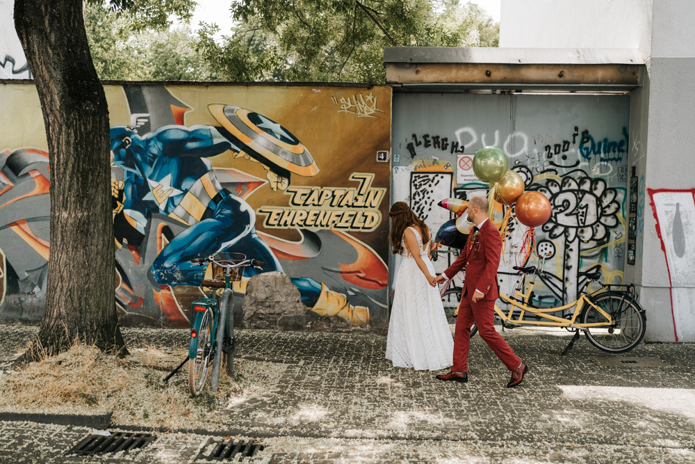 Lockere Hochzeitsfotos Köln Brautpaar mit Fahrrad