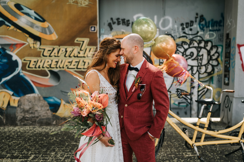 Lockere Hochzeitsfotos Köln Brautpaar mit Fahrrad