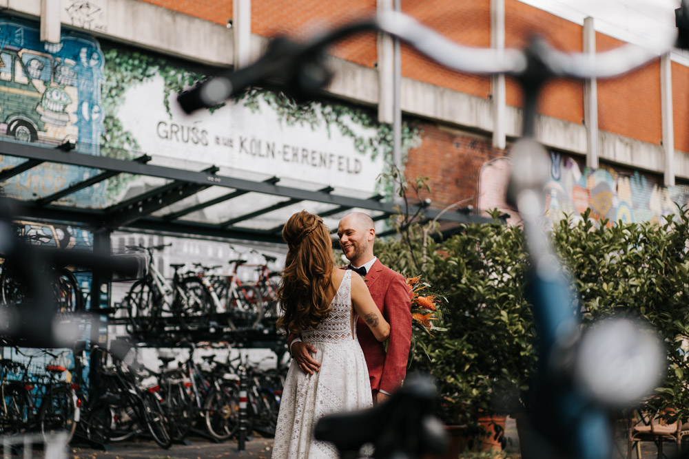 Lockere Hochzeitsfotos Köln Brautpaar mit Fahrrad