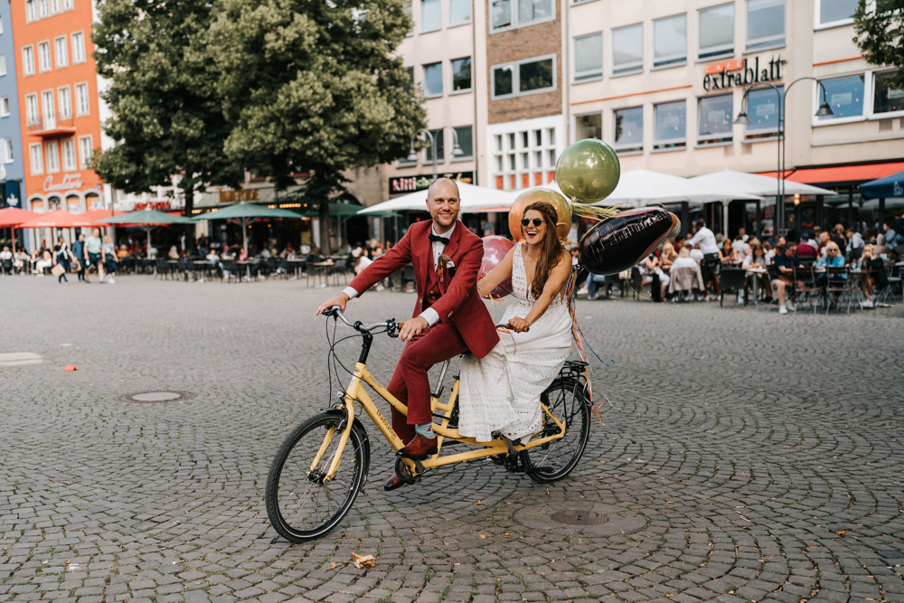 Lockere Hochzeitsfotos Köln Brautpaar mit Fahrrad