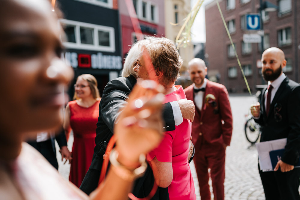 Lockere Hochzeitsfotos Köln Brautpaar mit Fahrrad Bollerwagen