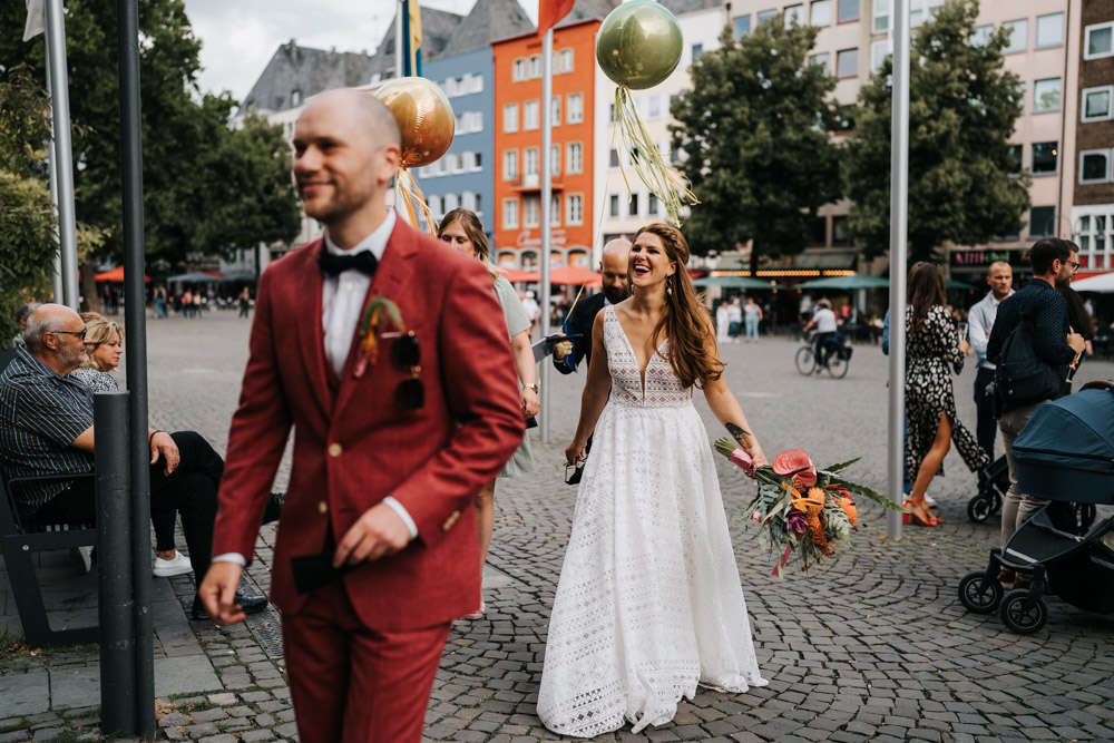 Lockere Hochzeitsfotos Köln Brautpaar mit Fahrrad Bam Standesamt Köln Rentkammer