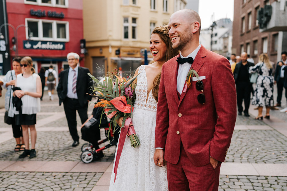 Lockere Hochzeitsfotos Brautpaar mit Fahrrad Bam Standesamt Köln Rentkammer