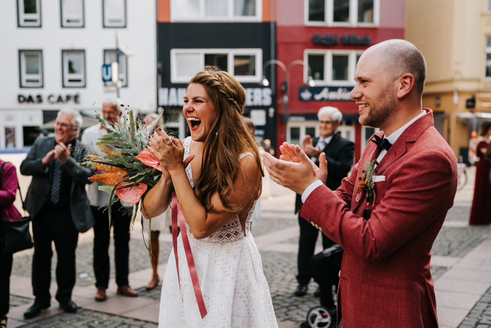 Lockere Hochzeitsfotos Sektempfang vor Standesamt Alter Markt