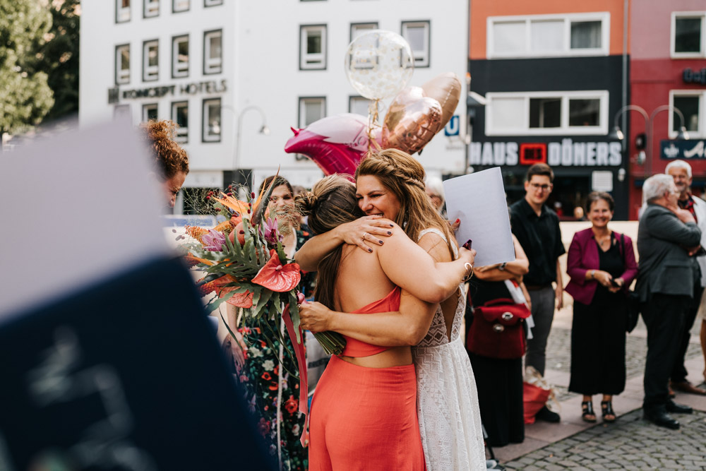 Lockere Hochzeitsfotos Sektempfang vor Standesamt Alter Markt